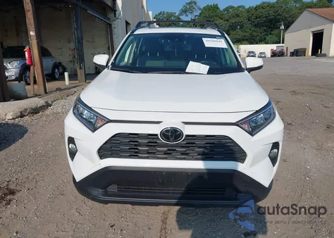 2019 Toyota Rav4 Xle z USA, uszkodzony, nr VIN JTMP1RFV0KD020442